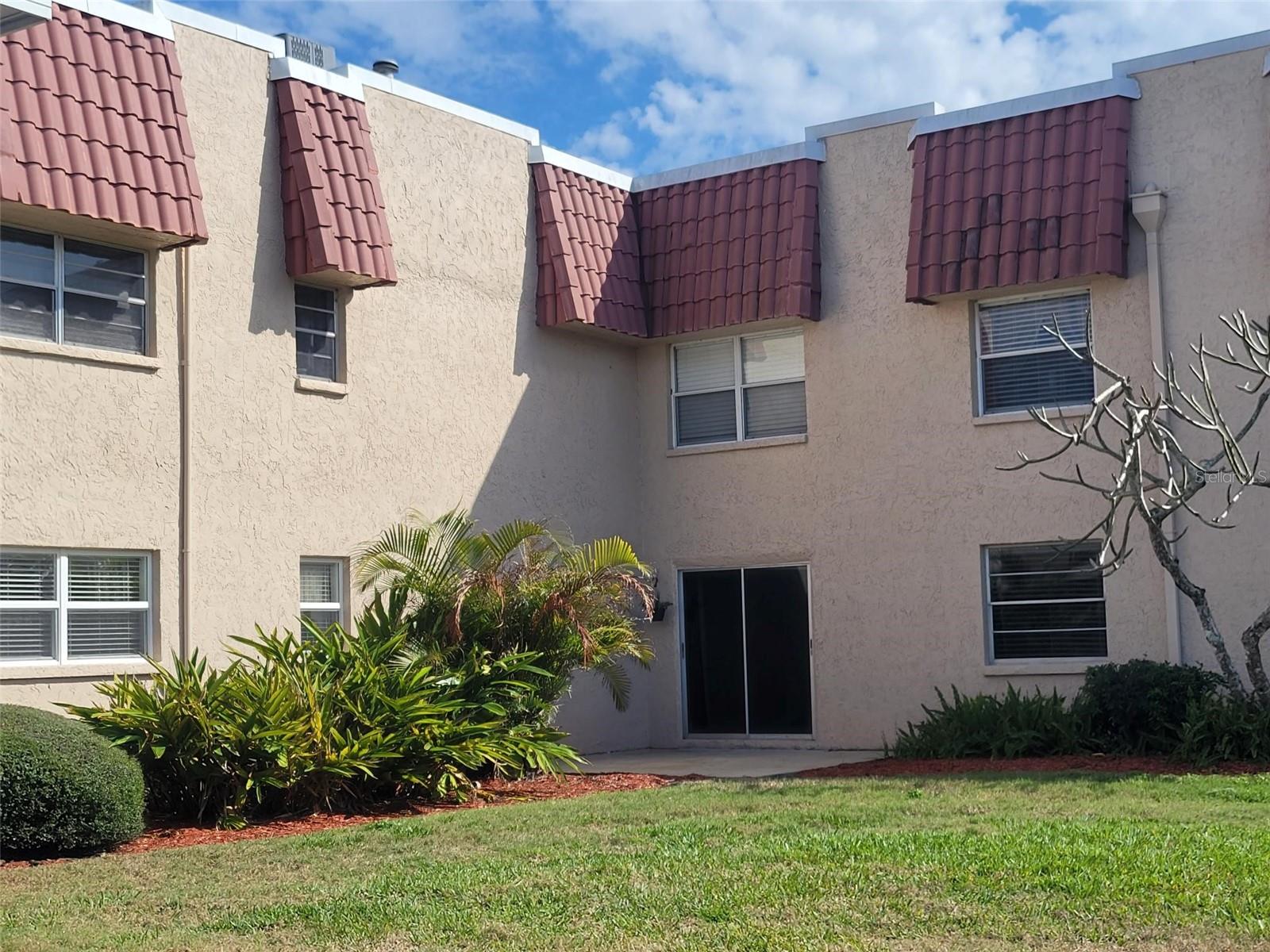 Listing photo id 20 for 10032 65th Avenue N 8