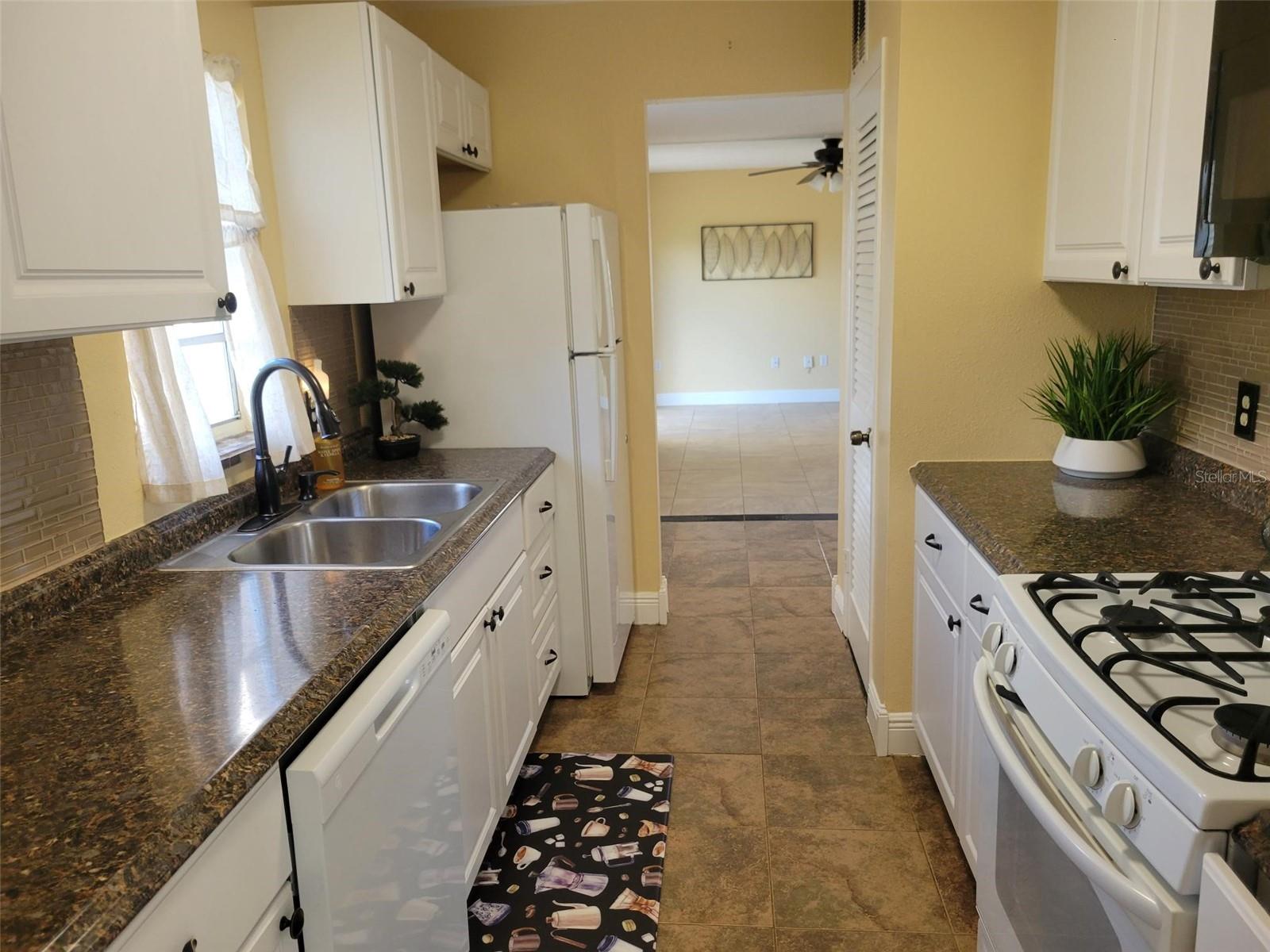 Listing photo id 32 for 10032 65th Avenue N 8