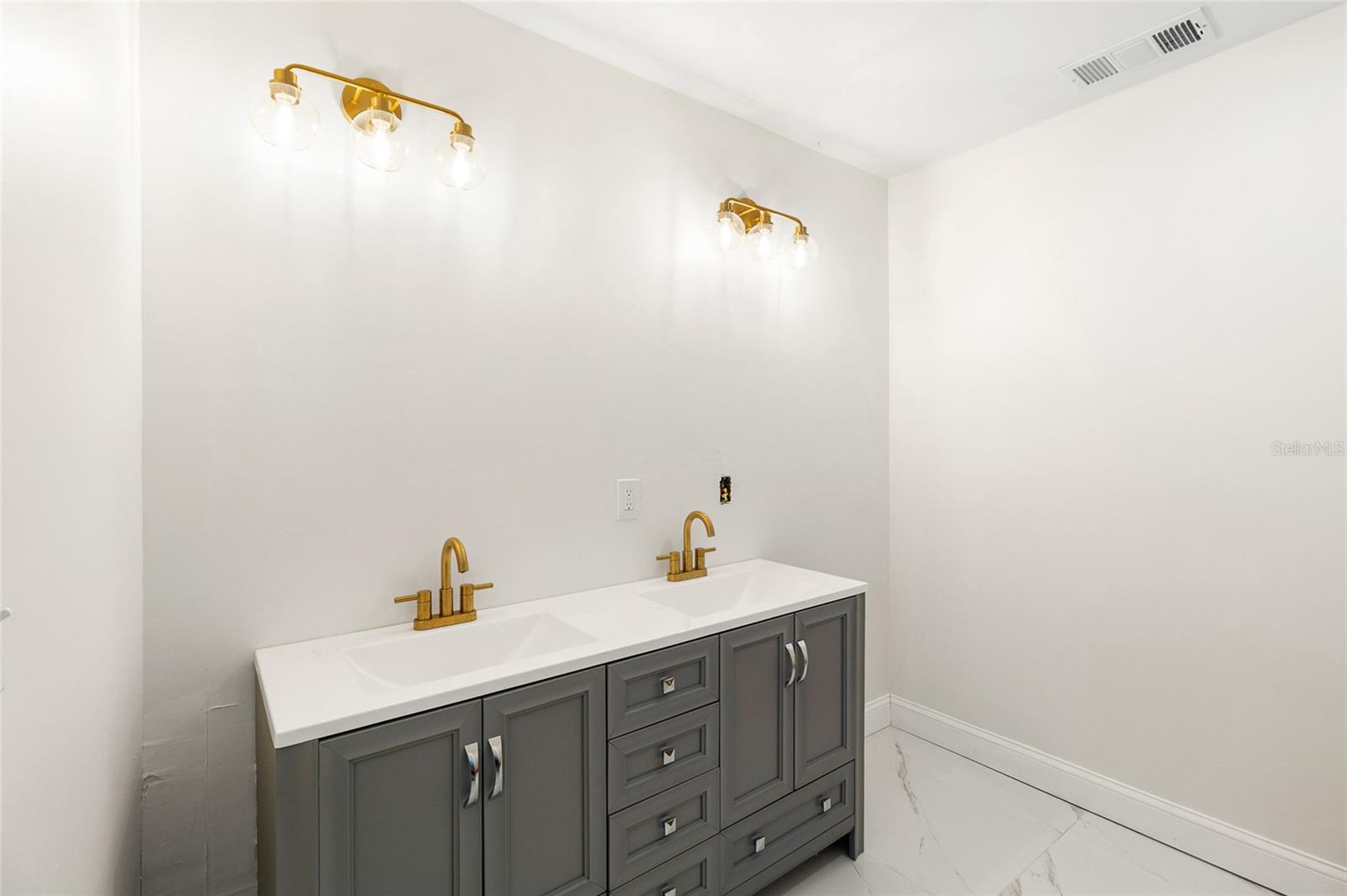 Image 17 of 36 For 12120 Croft Drive