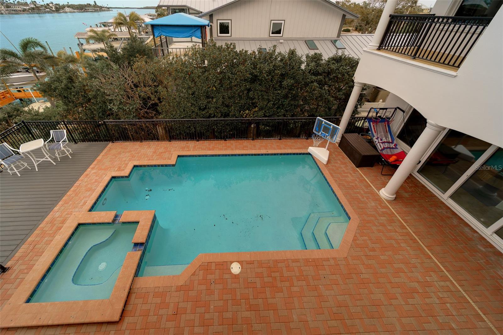 Image 19 of 96 For 824 Island Way