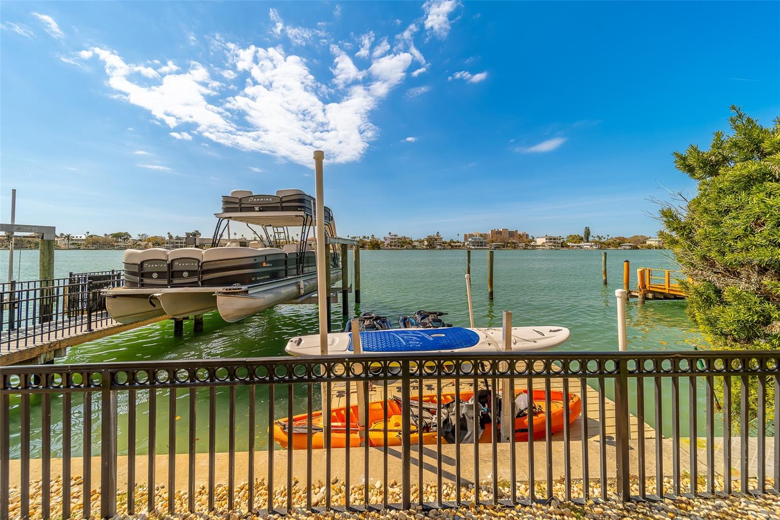 Image 4 of 96 For 824 Island Way