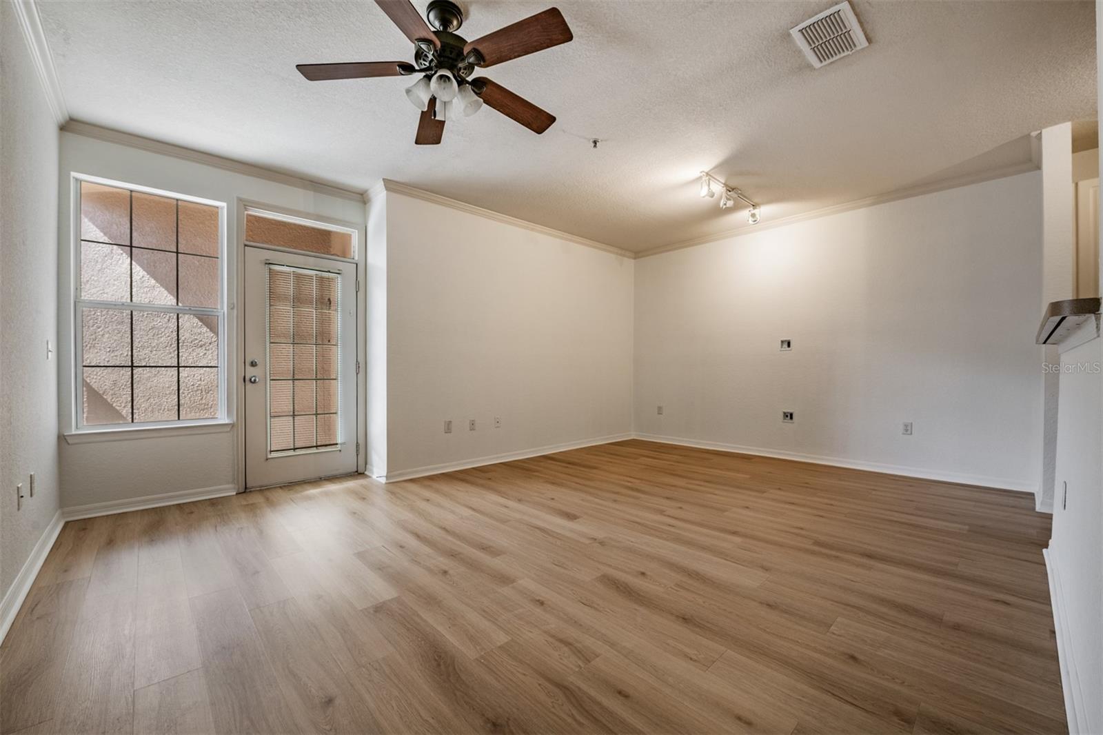 Image 3 of 30 For 4221 Spruce Street 1302