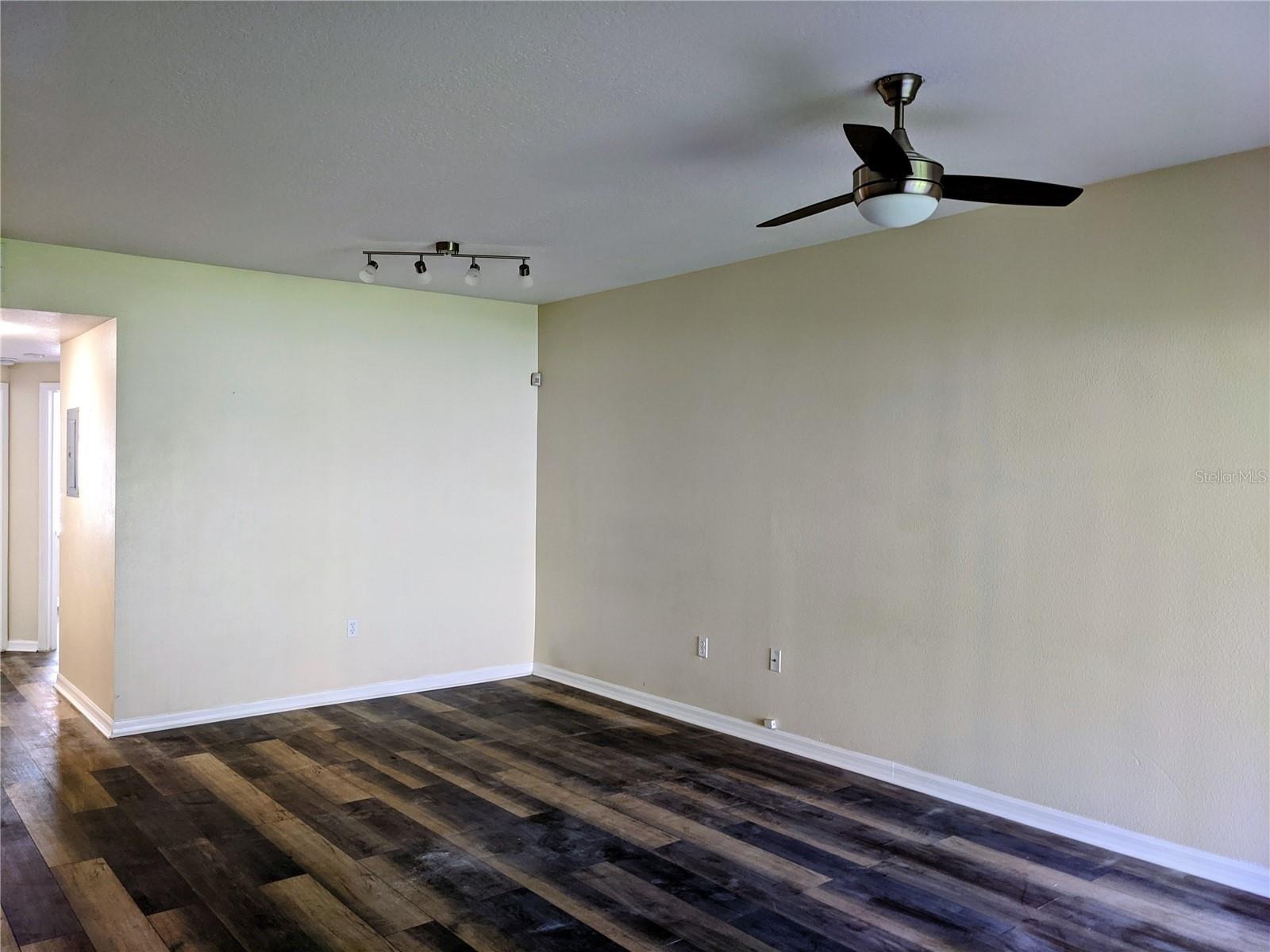 Image 3 of 9 For 6413 Hollydale Place 101