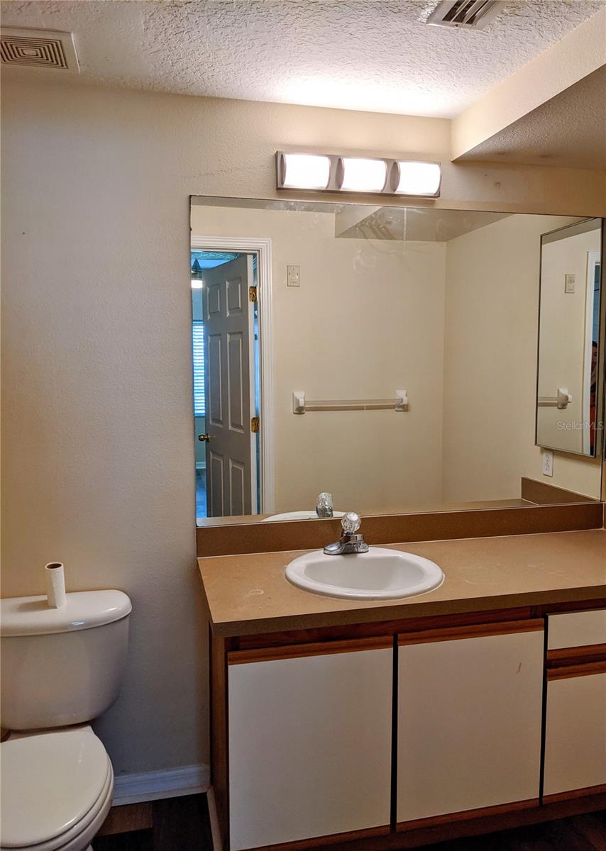 Image 5 of 9 For 6413 Hollydale Place 101