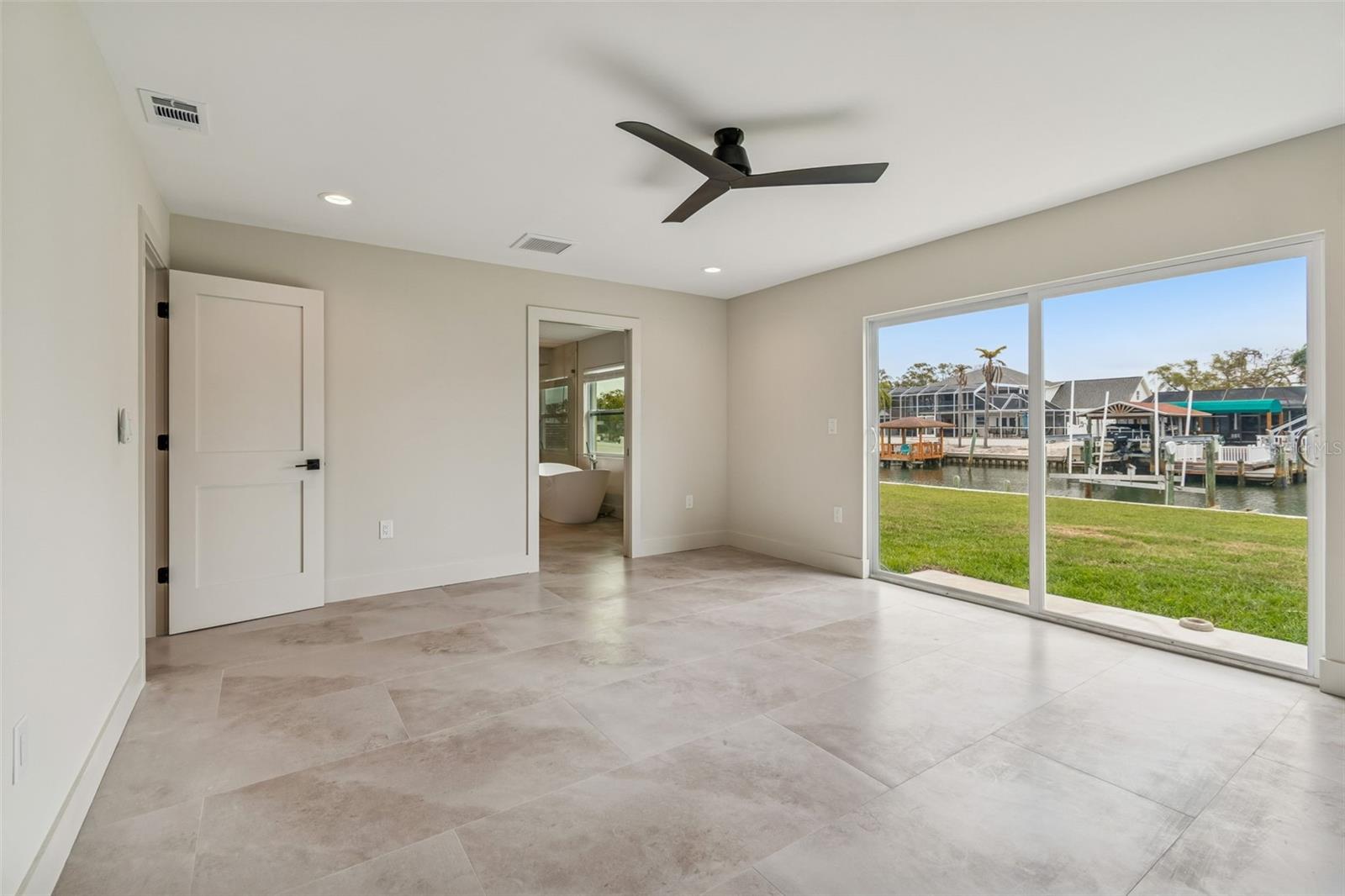 Image 14 of 34 For 3921 Versailles Drive