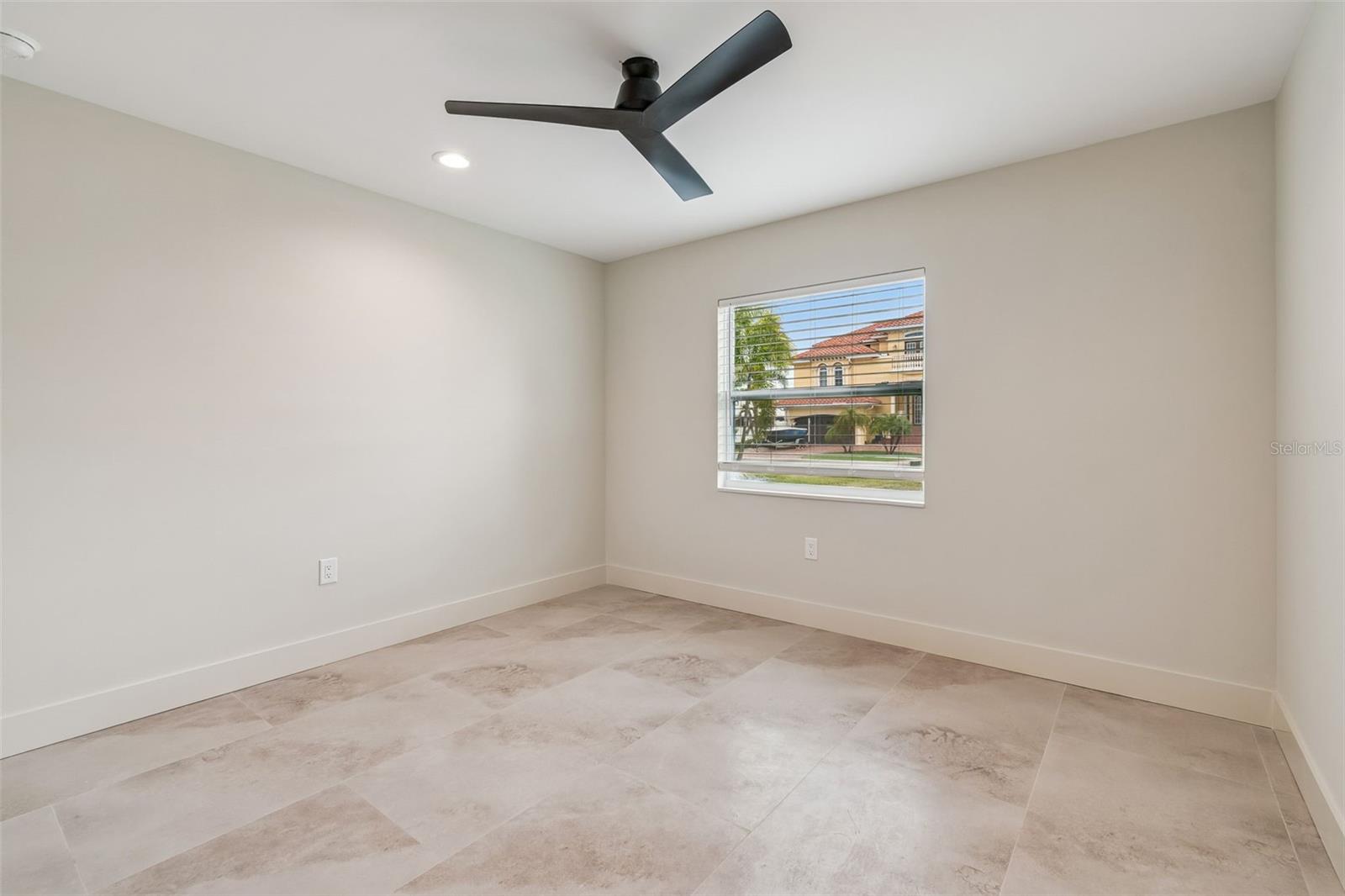 Image 18 of 34 For 3921 Versailles Drive