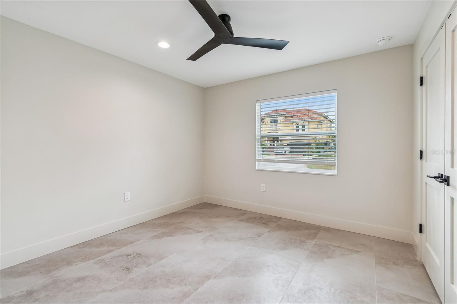 Image 22 of 34 For 3921 Versailles Drive