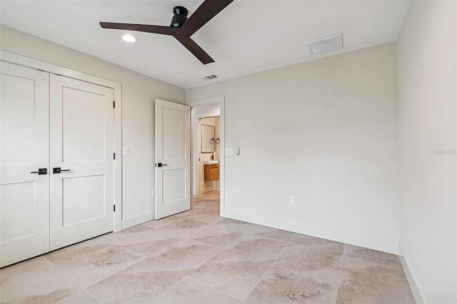 Image 23 of 34 For 3921 Versailles Drive