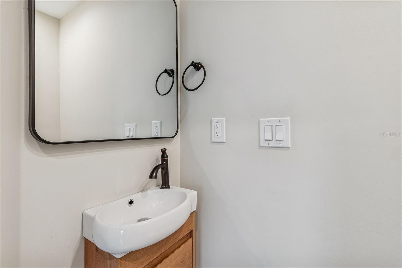 Image 25 of 34 For 3921 Versailles Drive