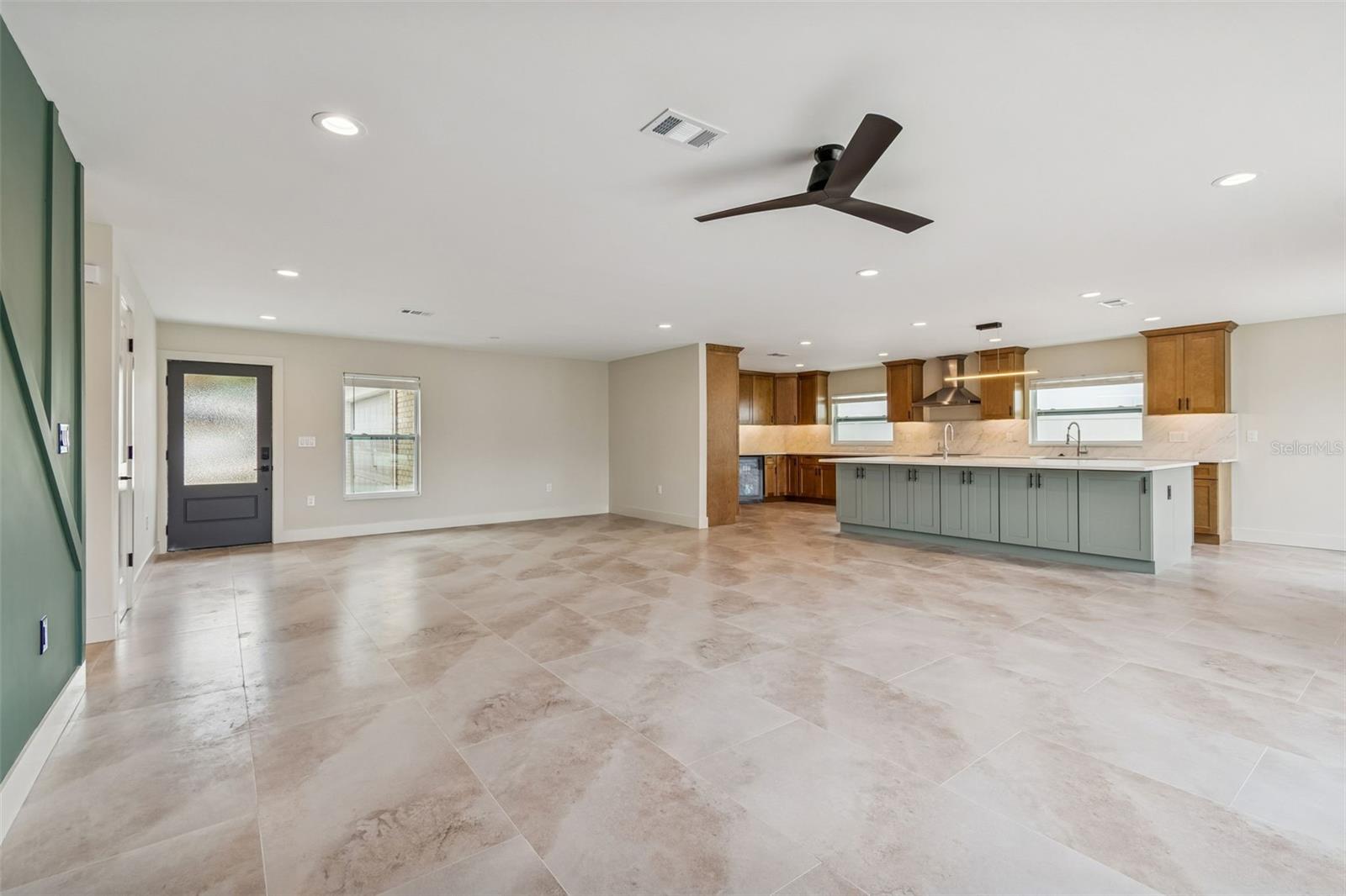 Image 4 of 34 For 3921 Versailles Drive