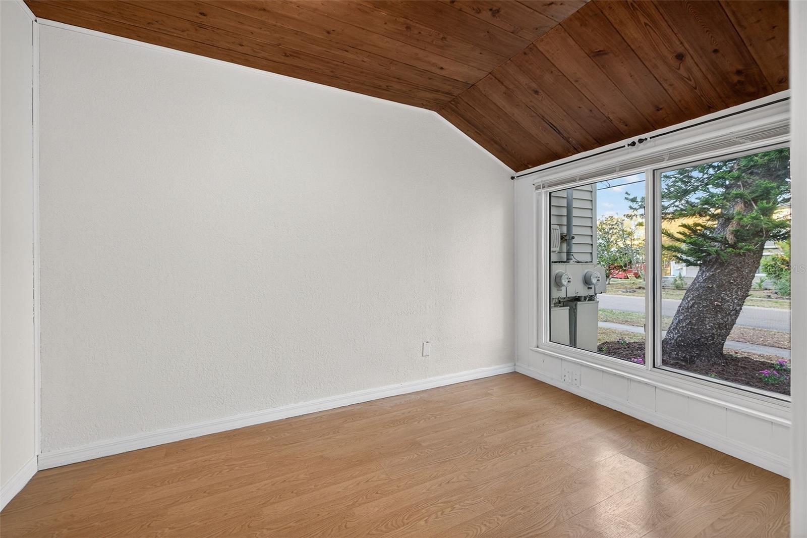 Image 11 of 39 For 500 35th Avenue N