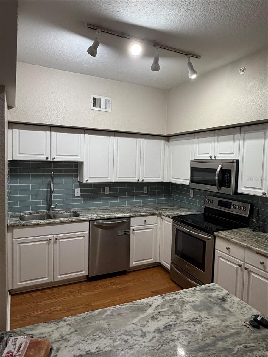 Image 3 of 18 For 402 Armenia Avenue 132