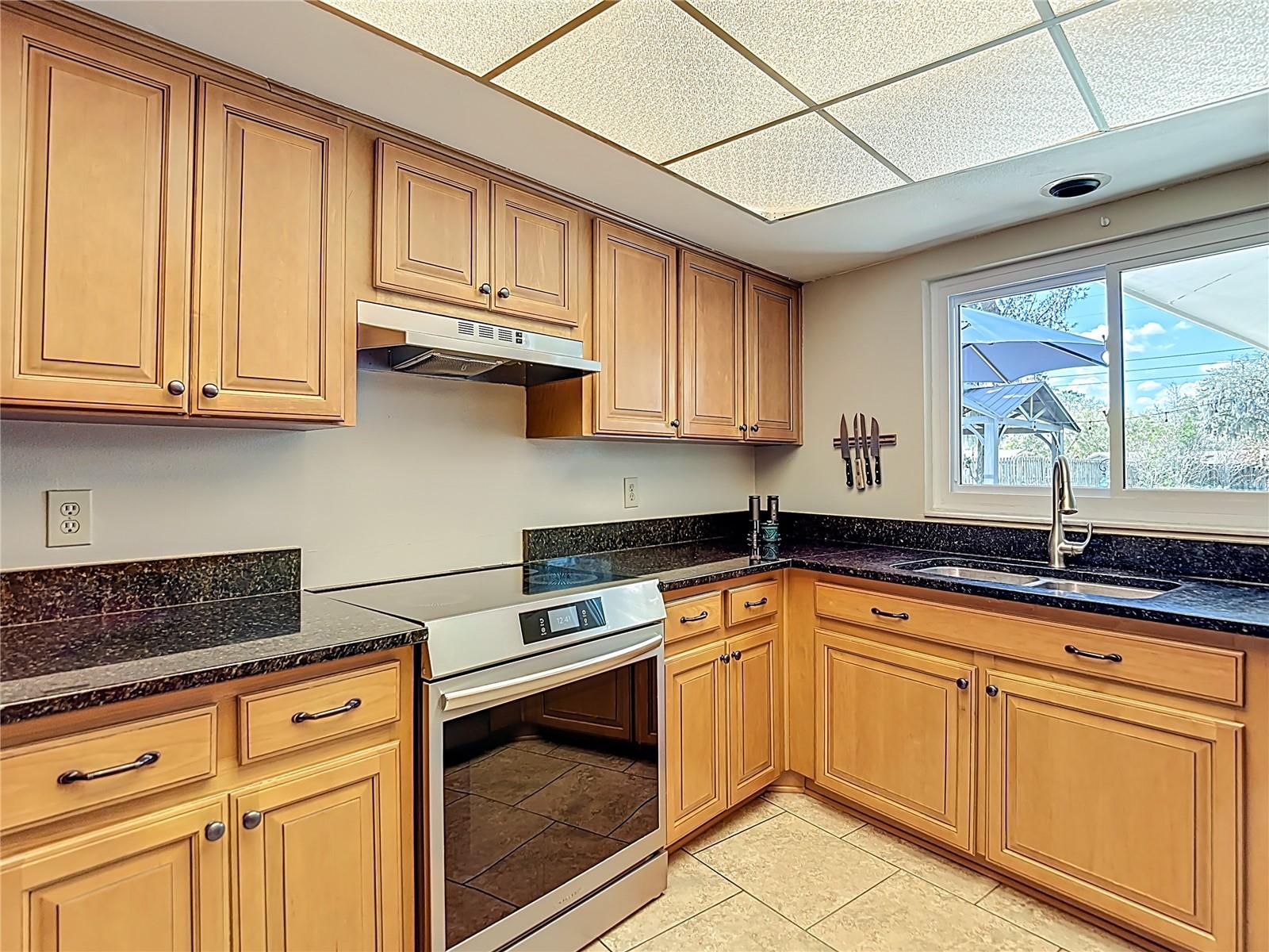 Listing photo id 10 for 9416 Bellhaven Street