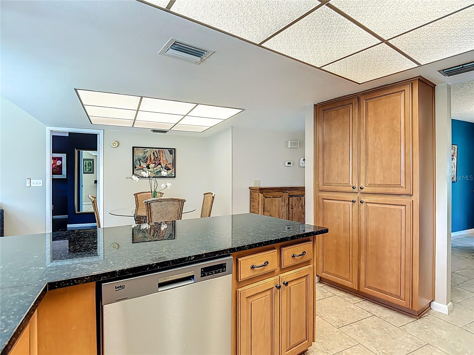 Listing photo id 11 for 9416 Bellhaven Street