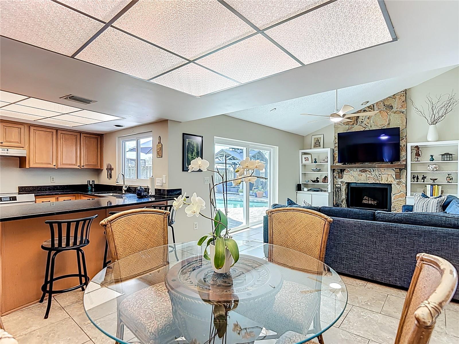 Listing photo id 13 for 9416 Bellhaven Street