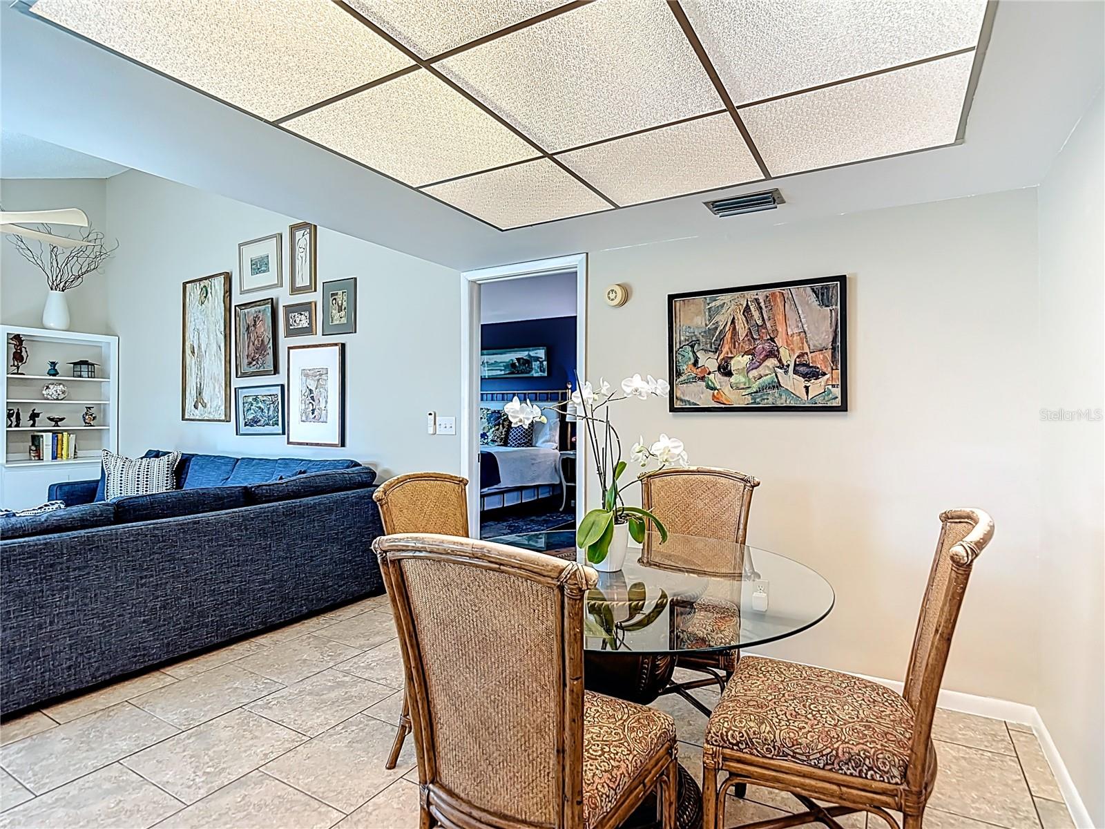 Listing photo id 14 for 9416 Bellhaven Street