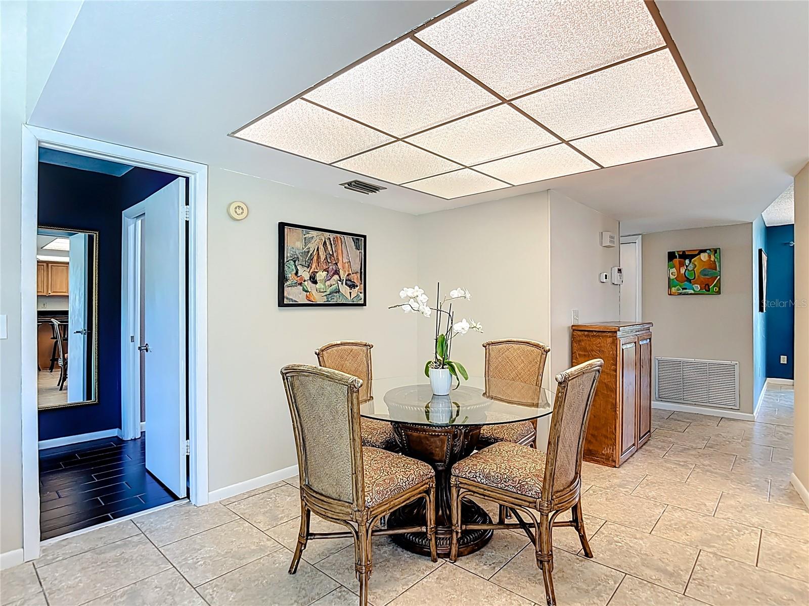 Listing photo id 16 for 9416 Bellhaven Street