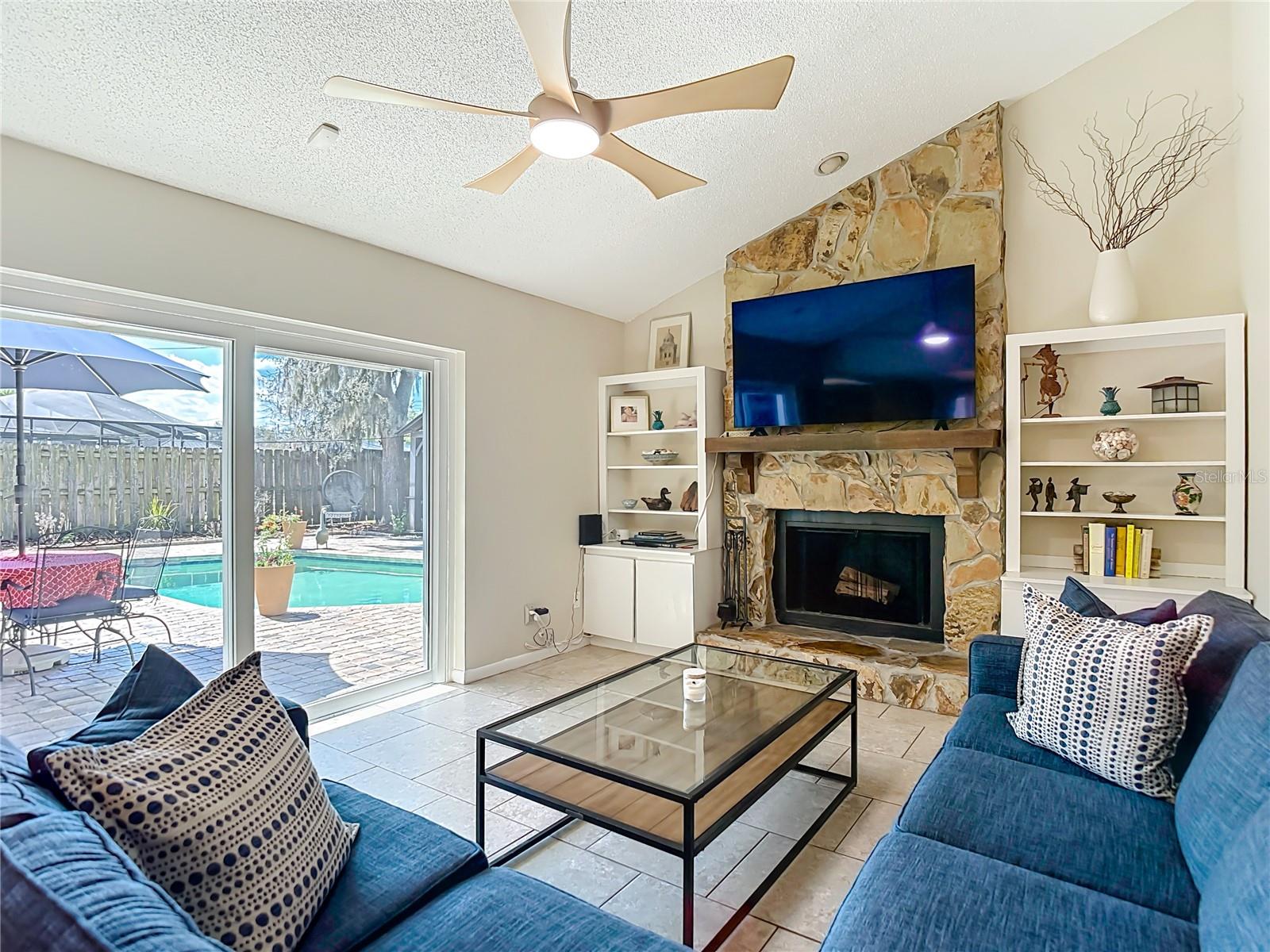 Listing photo id 17 for 9416 Bellhaven Street