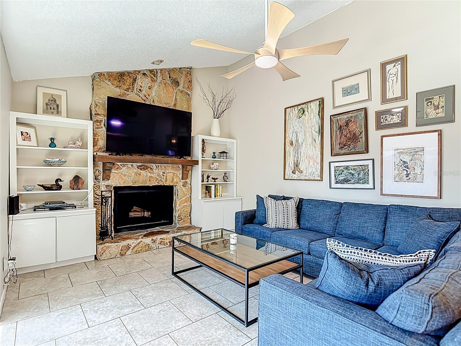 Listing photo id 18 for 9416 Bellhaven Street