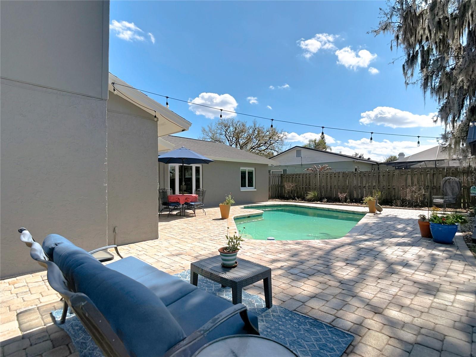 Listing photo id 24 for 9416 Bellhaven Street