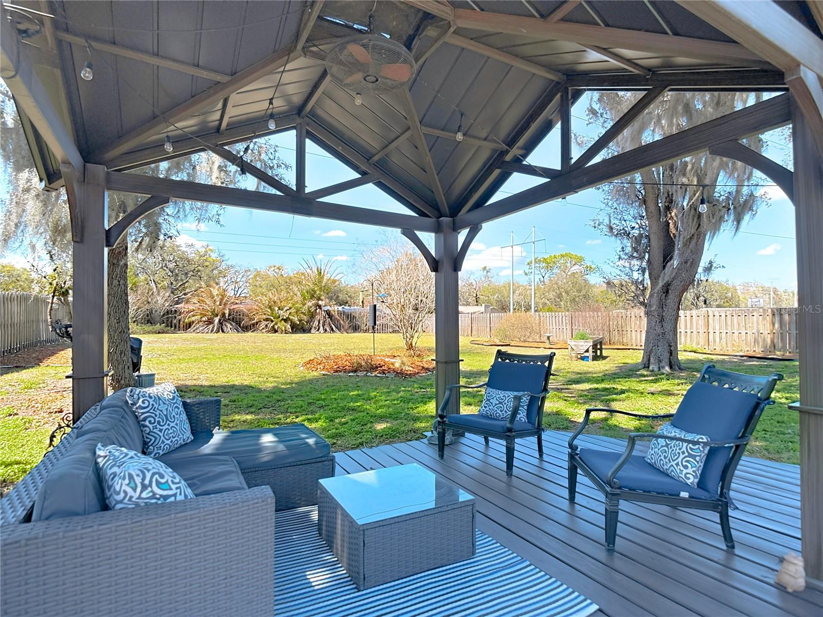 Listing photo id 25 for 9416 Bellhaven Street