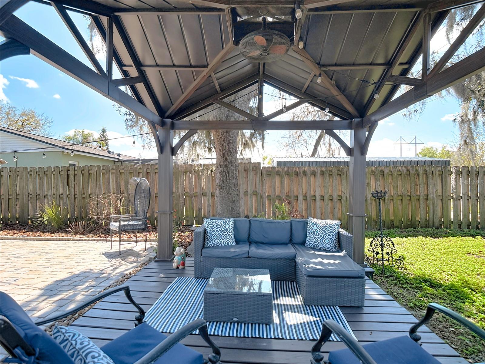 Listing photo id 28 for 9416 Bellhaven Street