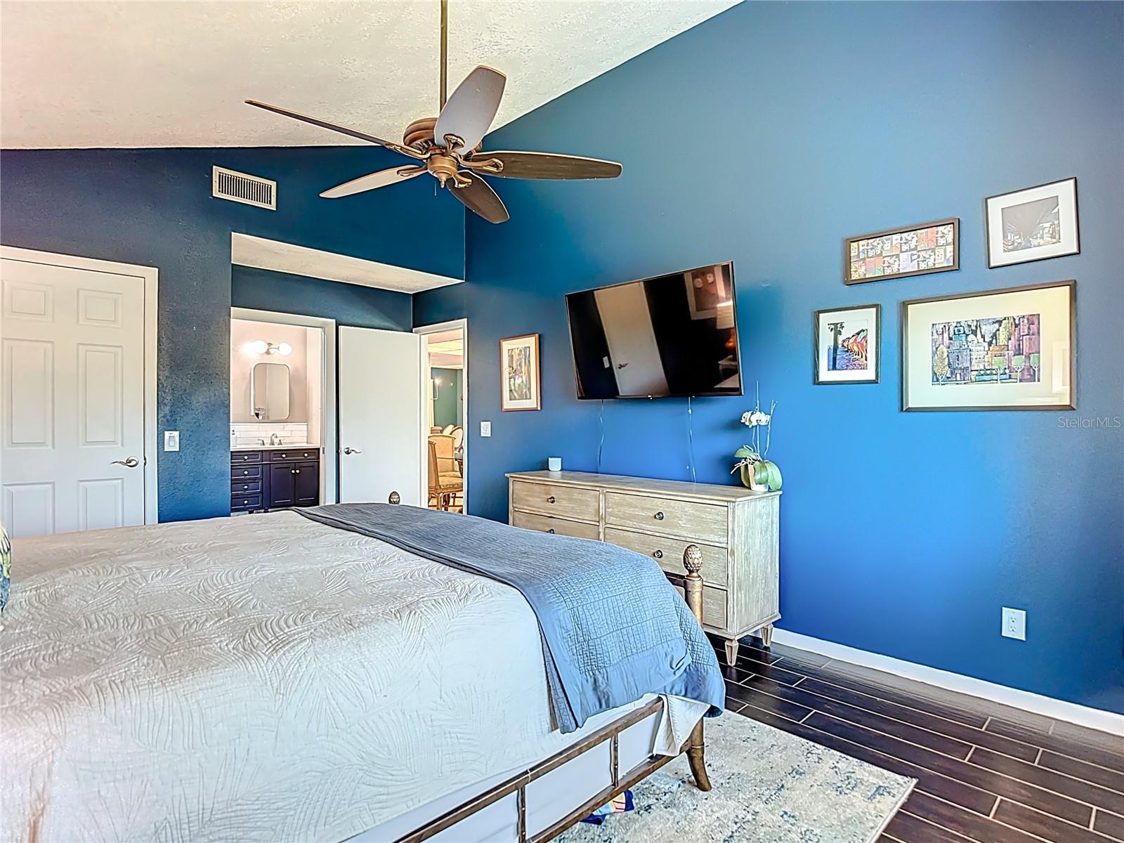 Listing photo id 31 for 9416 Bellhaven Street