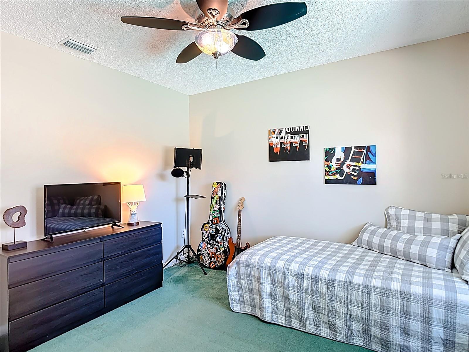 Listing photo id 49 for 9416 Bellhaven Street