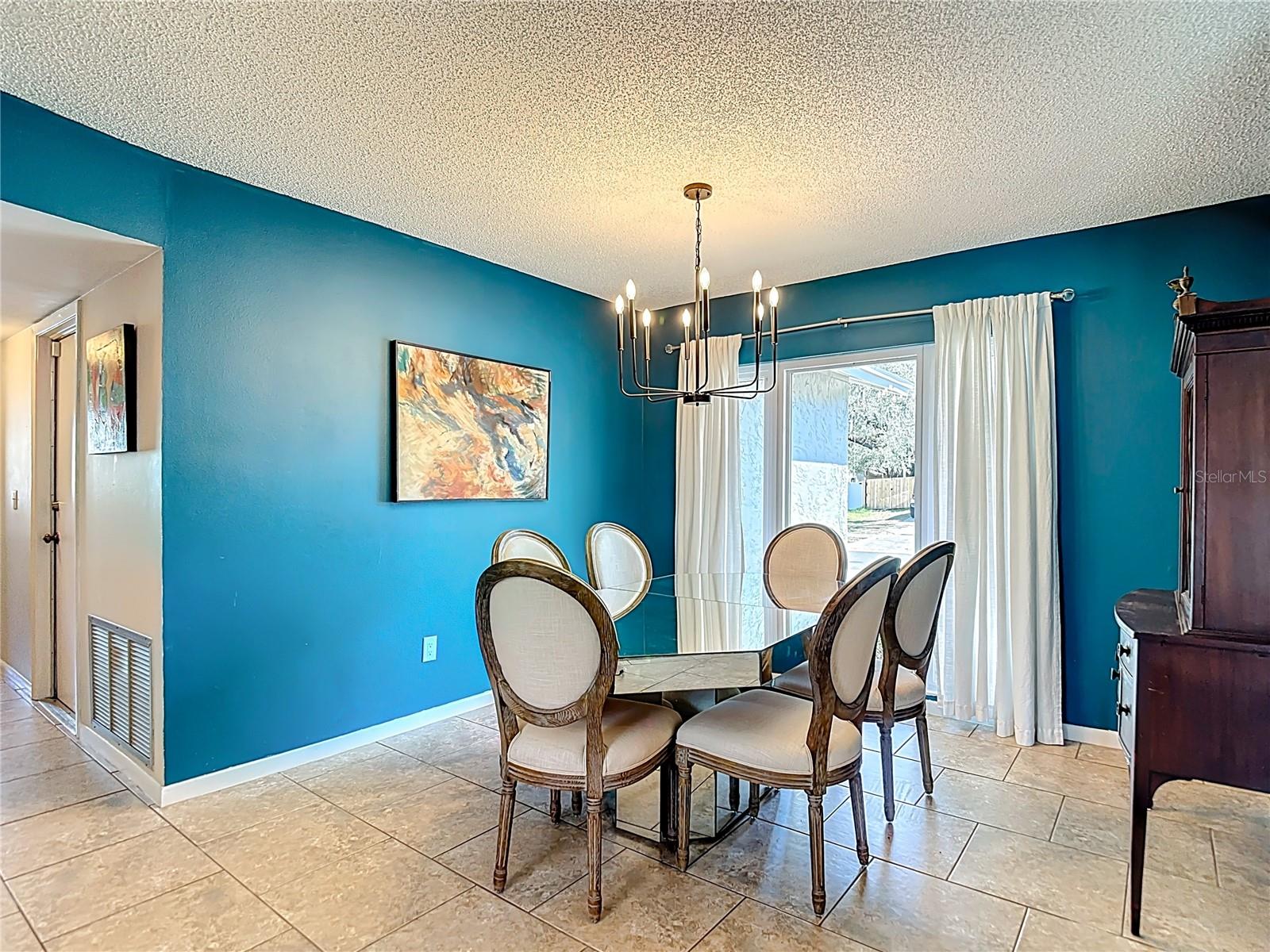 Listing photo id 4 for 9416 Bellhaven Street