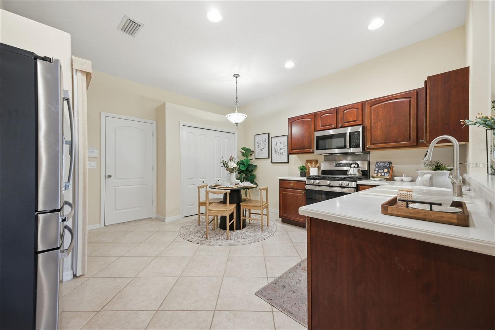 Listing photo id 3 for 19305 Gophertrail Place