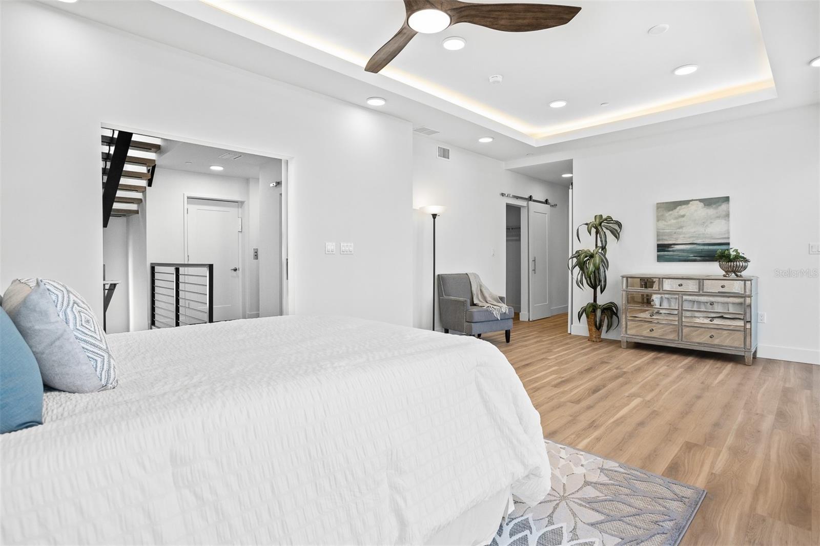 Listing photo id 20 for 870 Osceola Avenue