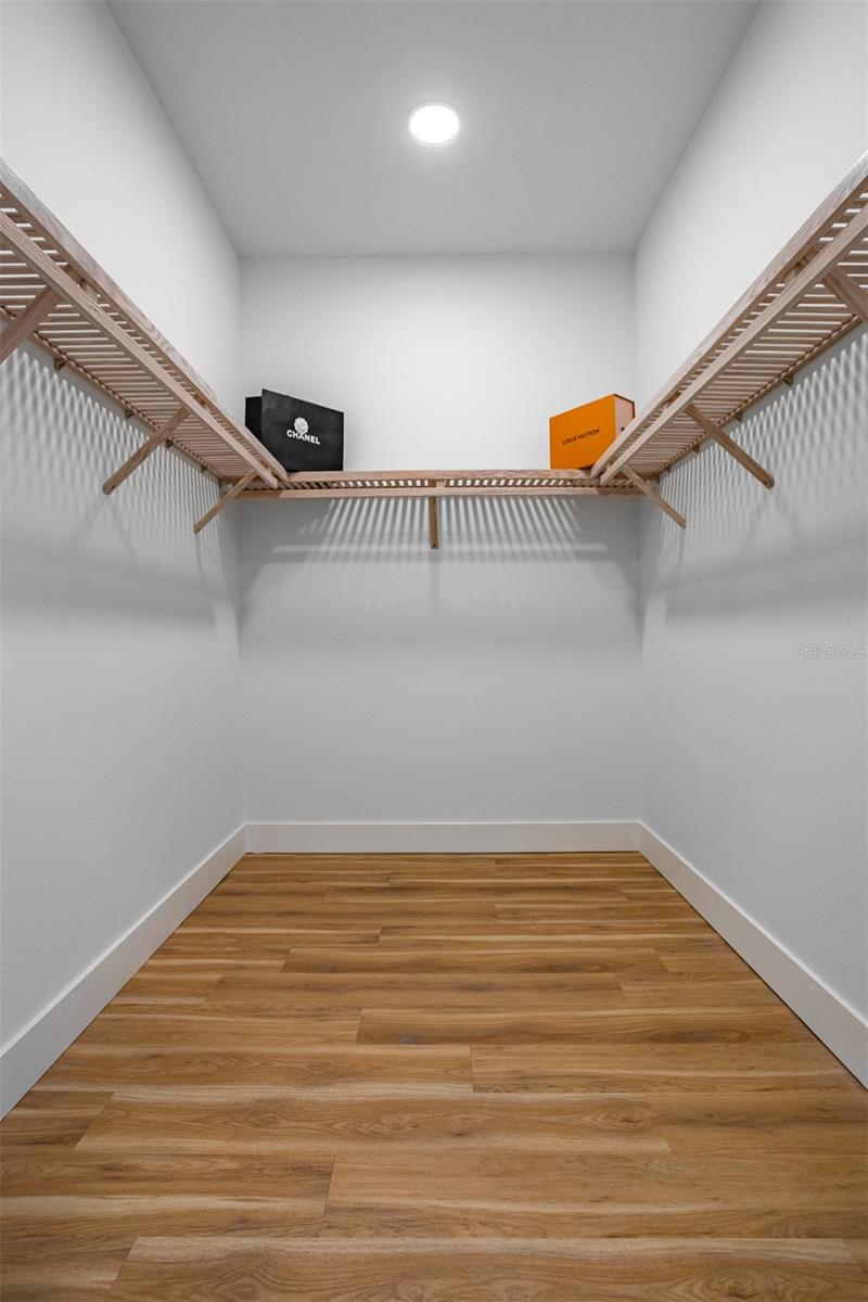 Listing photo id 29 for 870 Osceola Avenue