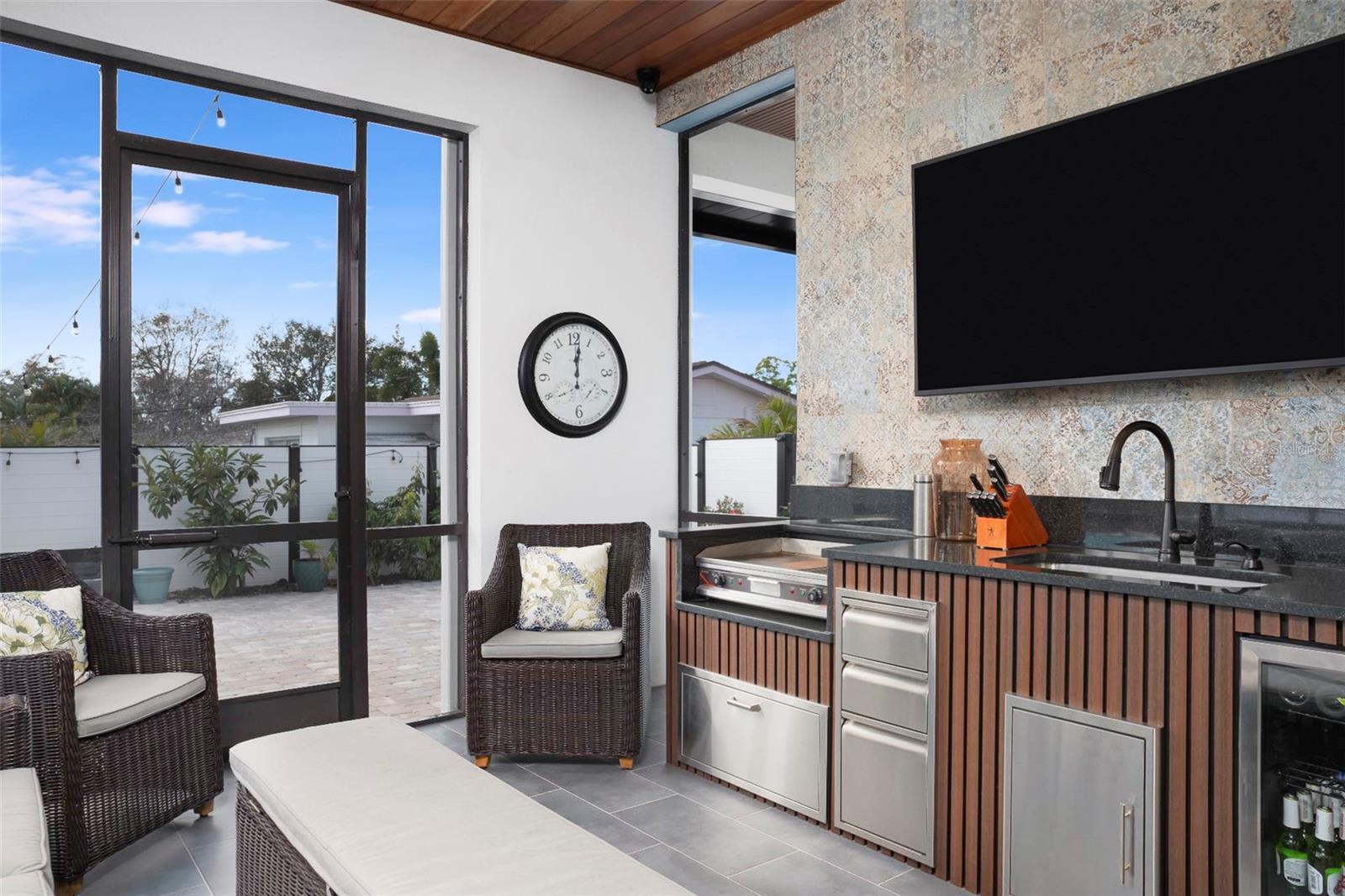 Listing photo id 13 for 4640 35th Avenue N