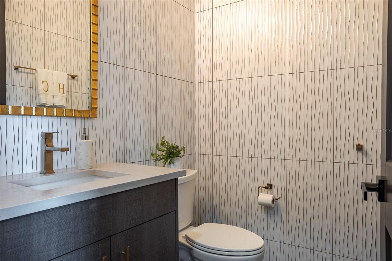 Listing photo id 14 for 4640 35th Avenue N