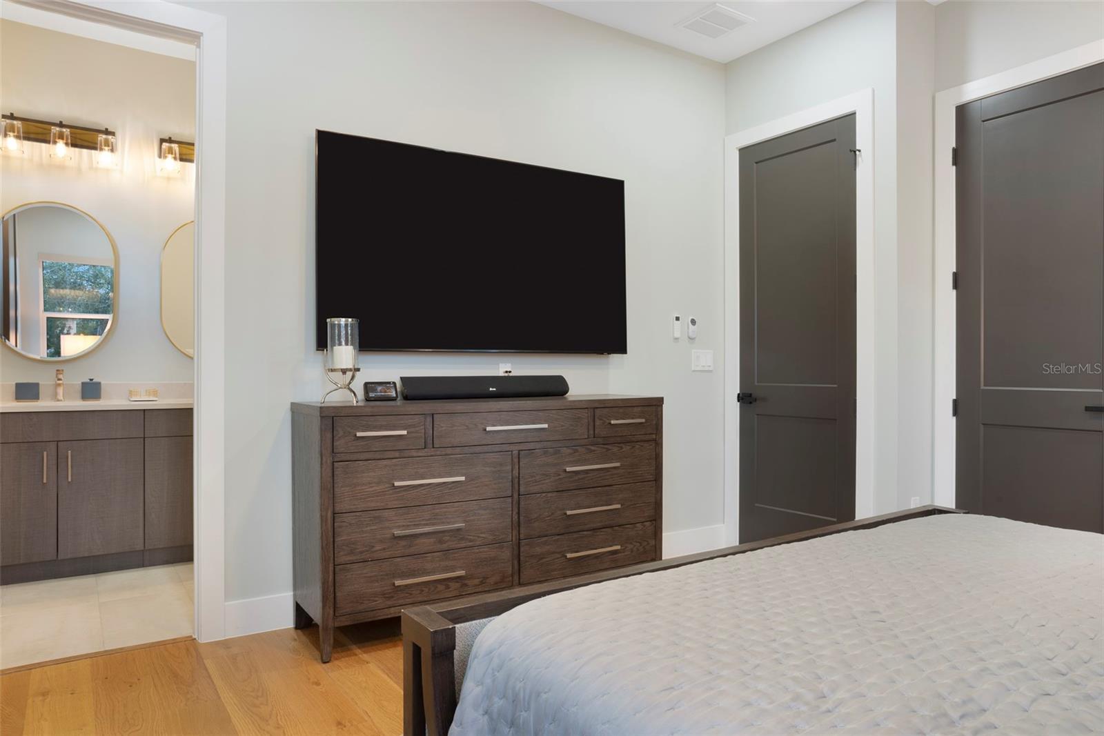 Listing photo id 16 for 4640 35th Avenue N