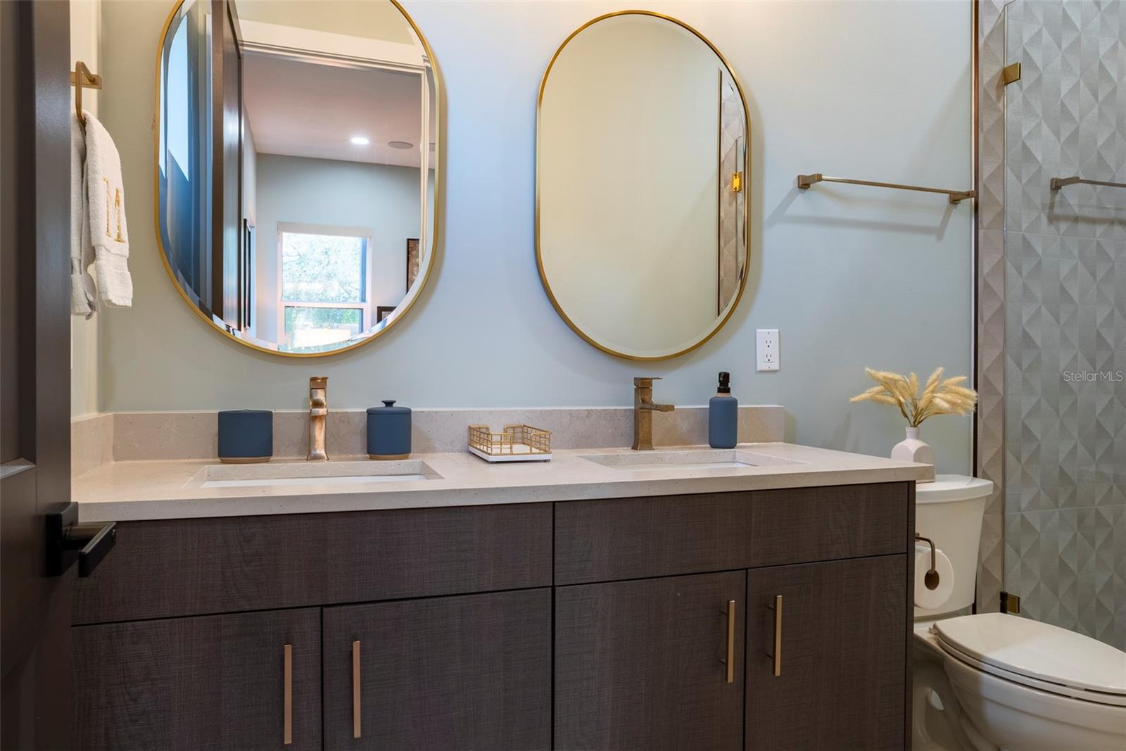 Listing photo id 17 for 4640 35th Avenue N