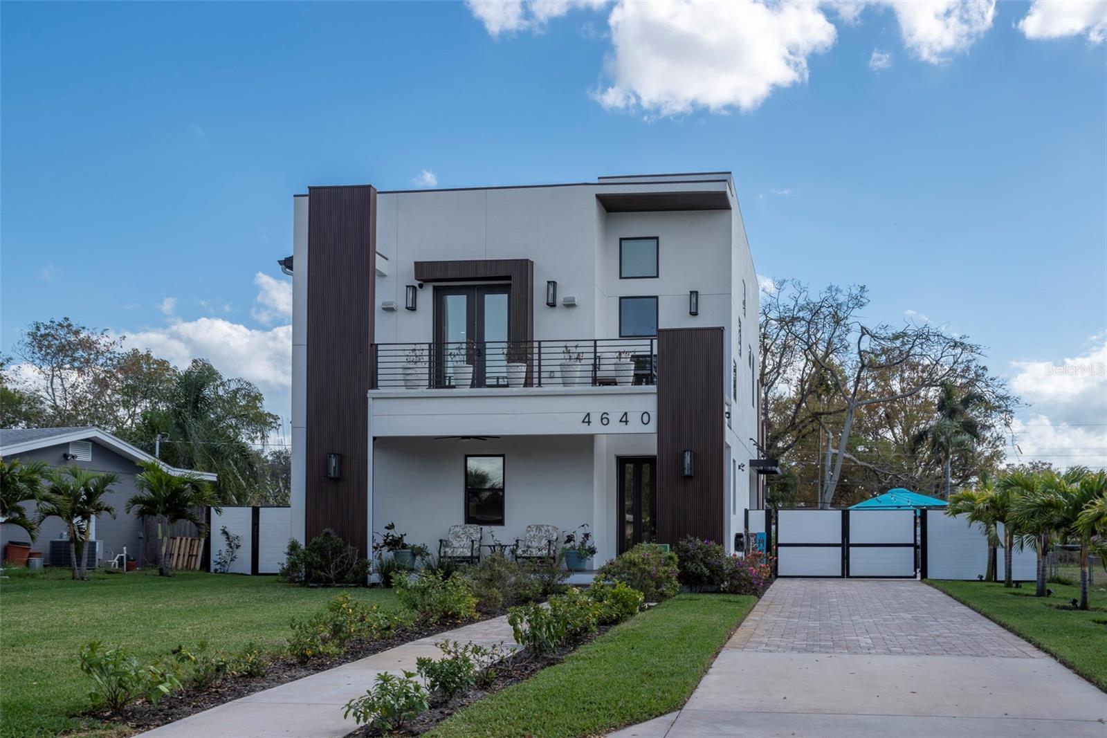 Listing photo id 0 for 4640 35th Avenue N