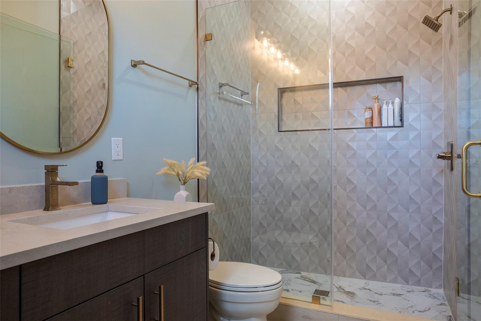 Listing photo id 18 for 4640 35th Avenue N