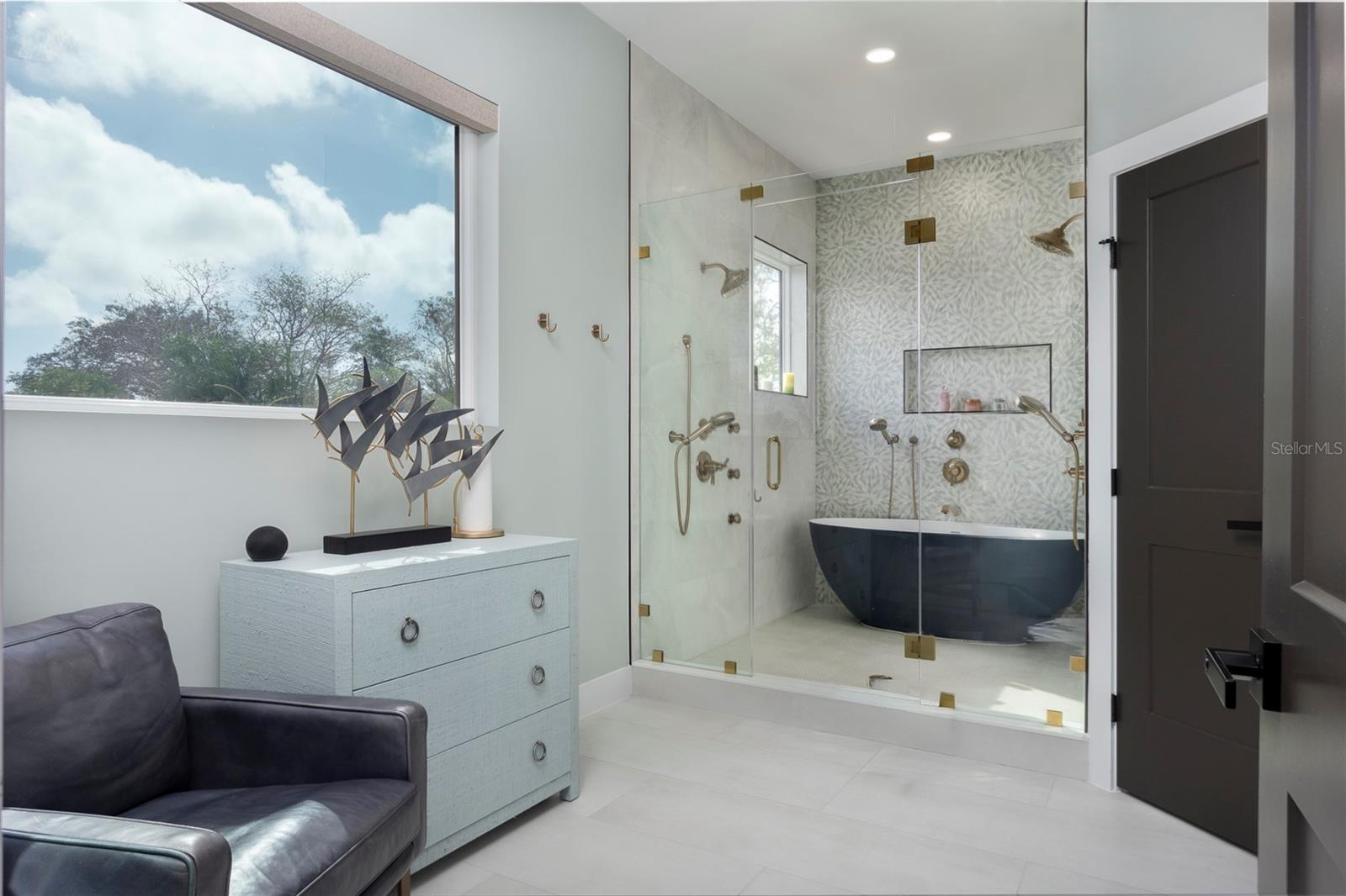 Listing photo id 25 for 4640 35th Avenue N