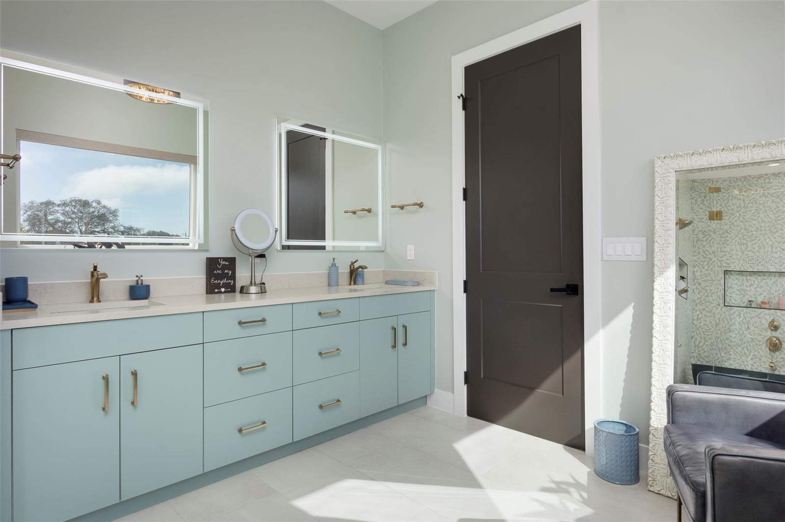 Listing photo id 26 for 4640 35th Avenue N