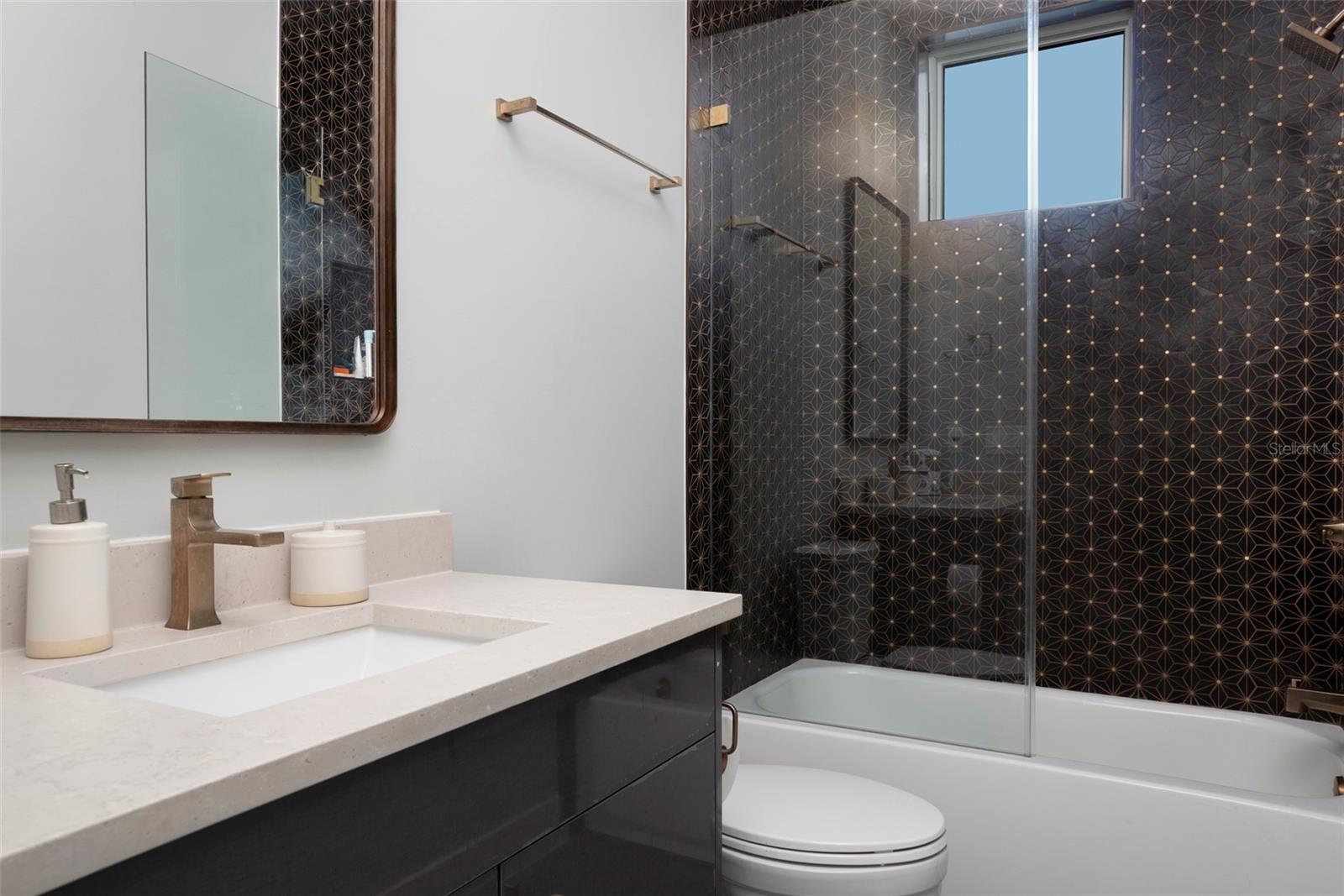 Listing photo id 34 for 4640 35th Avenue N