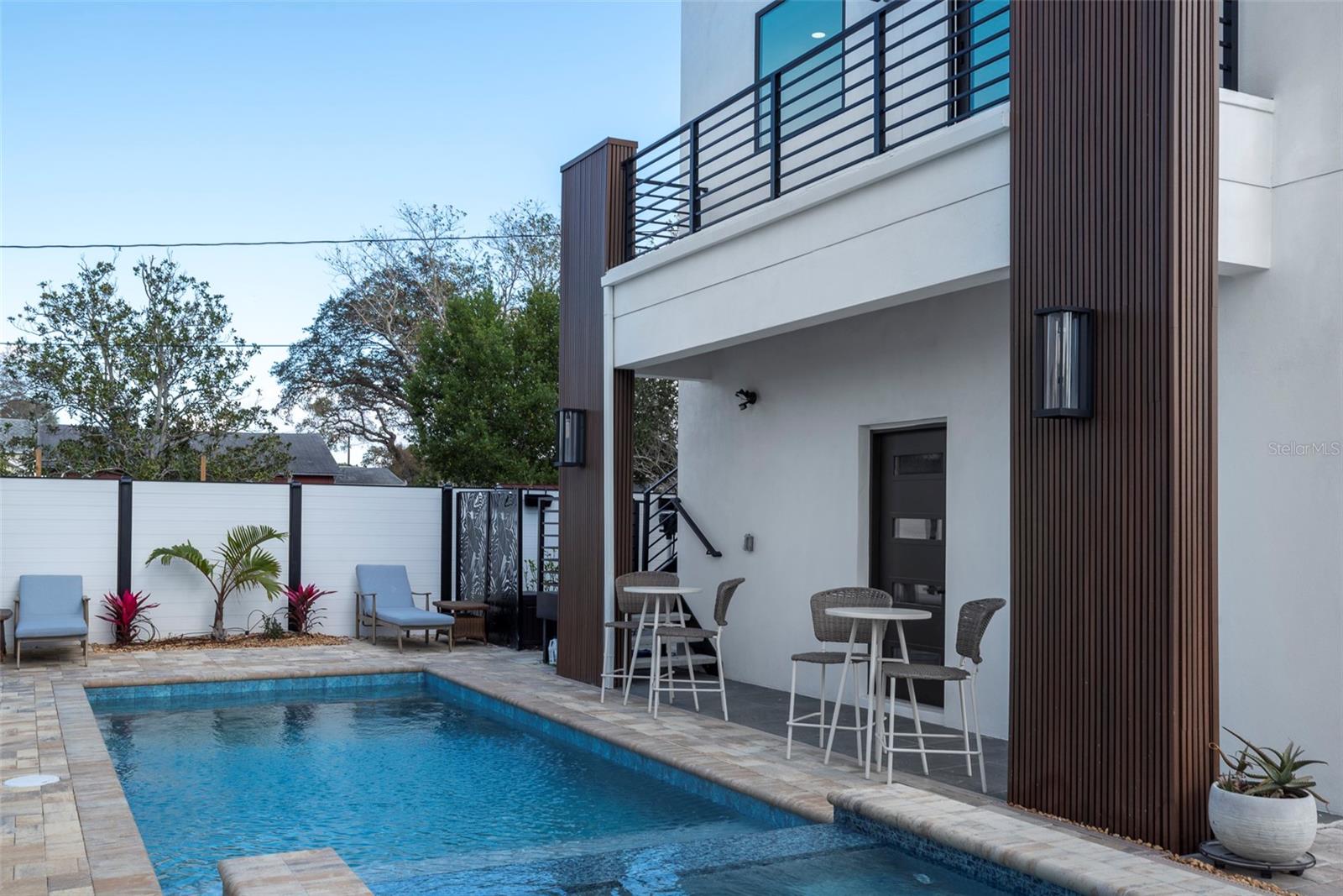 Listing photo id 2 for 4640 35th Avenue N