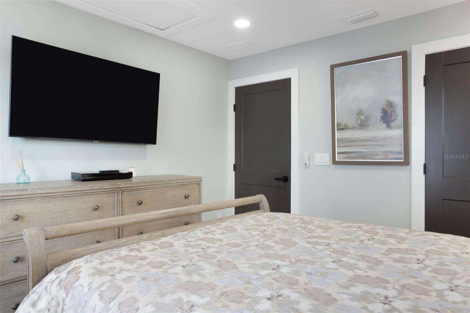 Listing photo id 46 for 4640 35th Avenue N