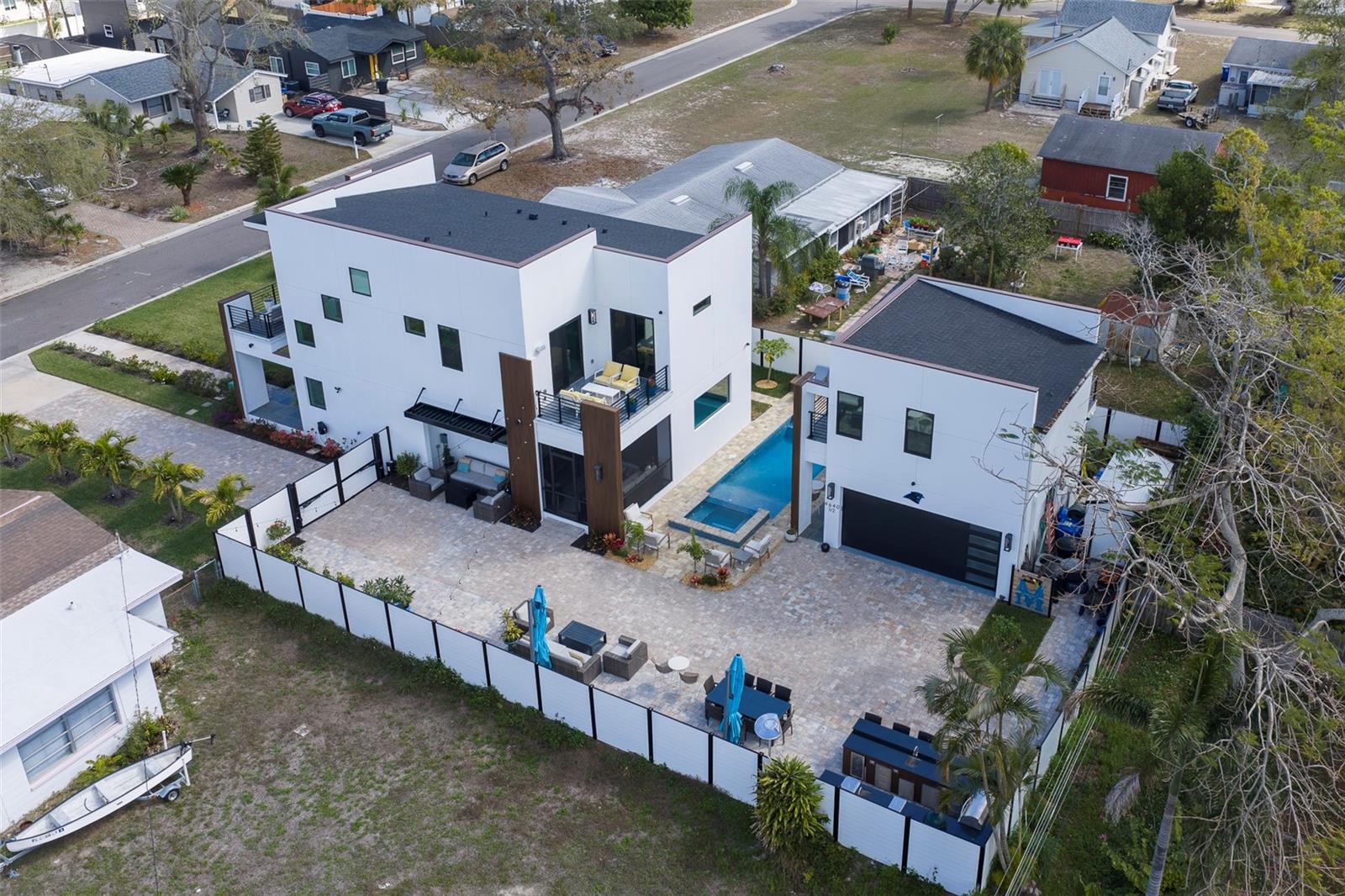 Listing photo id 69 for 4640 35th Avenue N