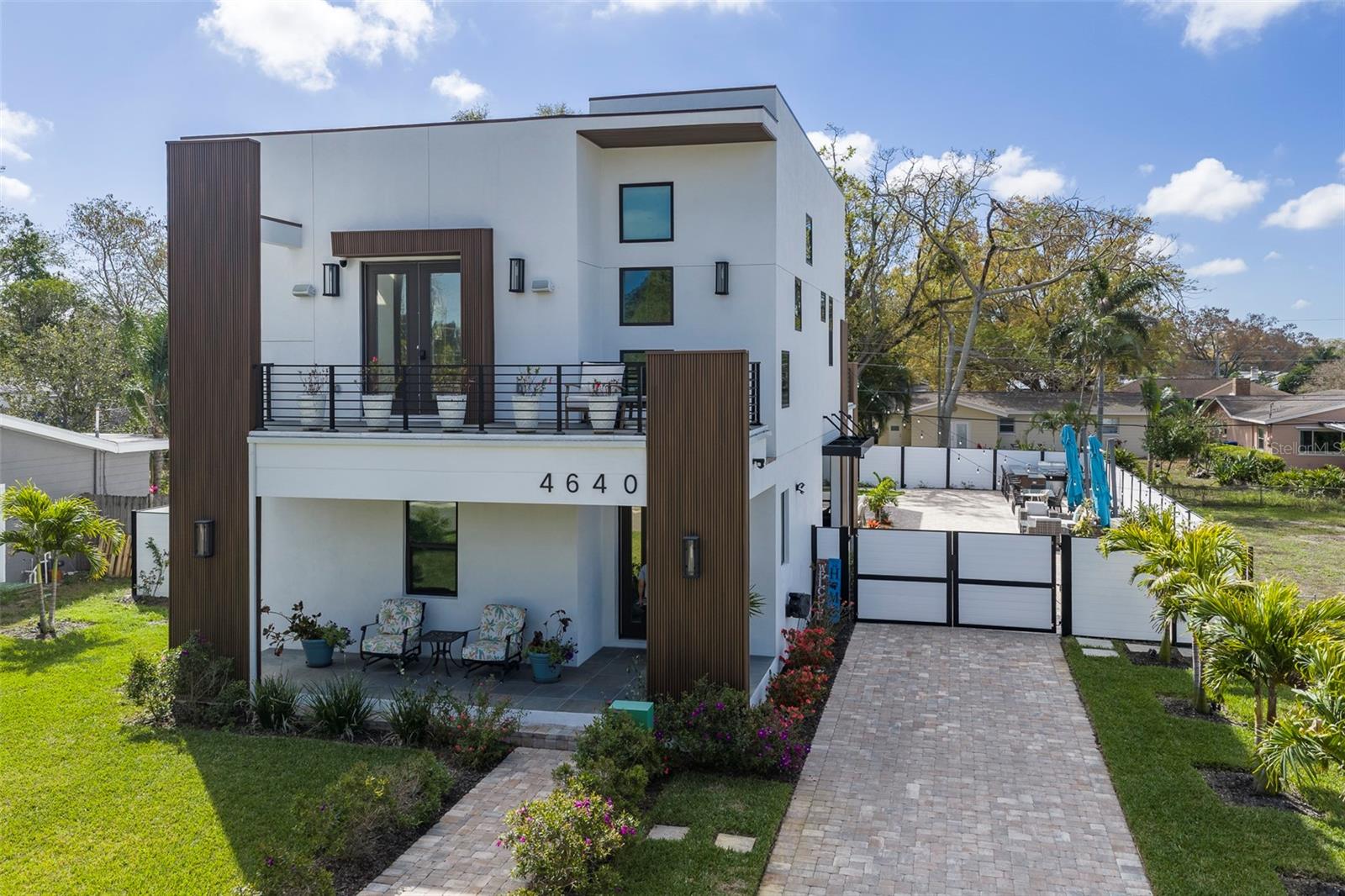 Listing photo id 73 for 4640 35th Avenue N