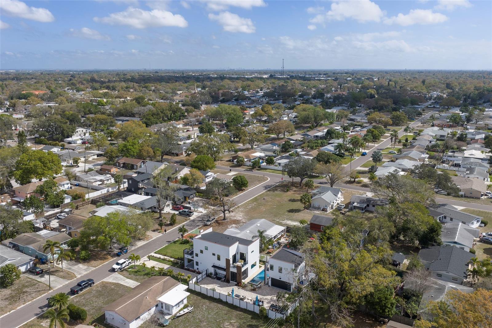 Listing photo id 80 for 4640 35th Avenue N