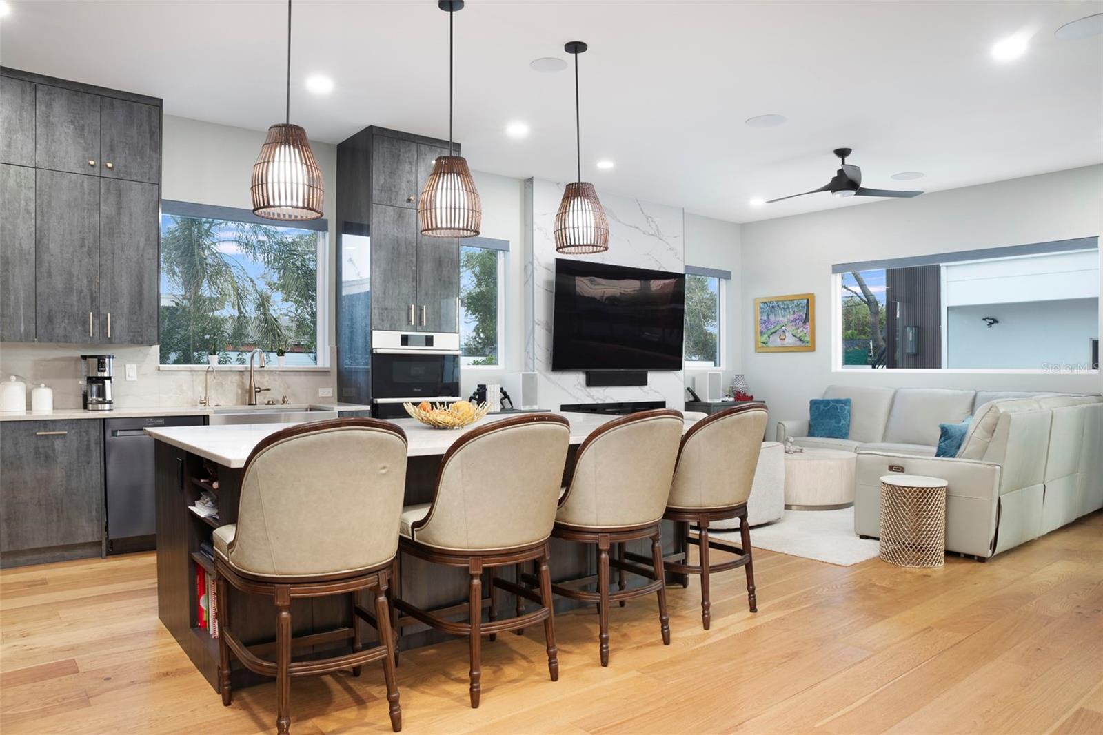 Listing photo id 7 for 4640 35th Avenue N