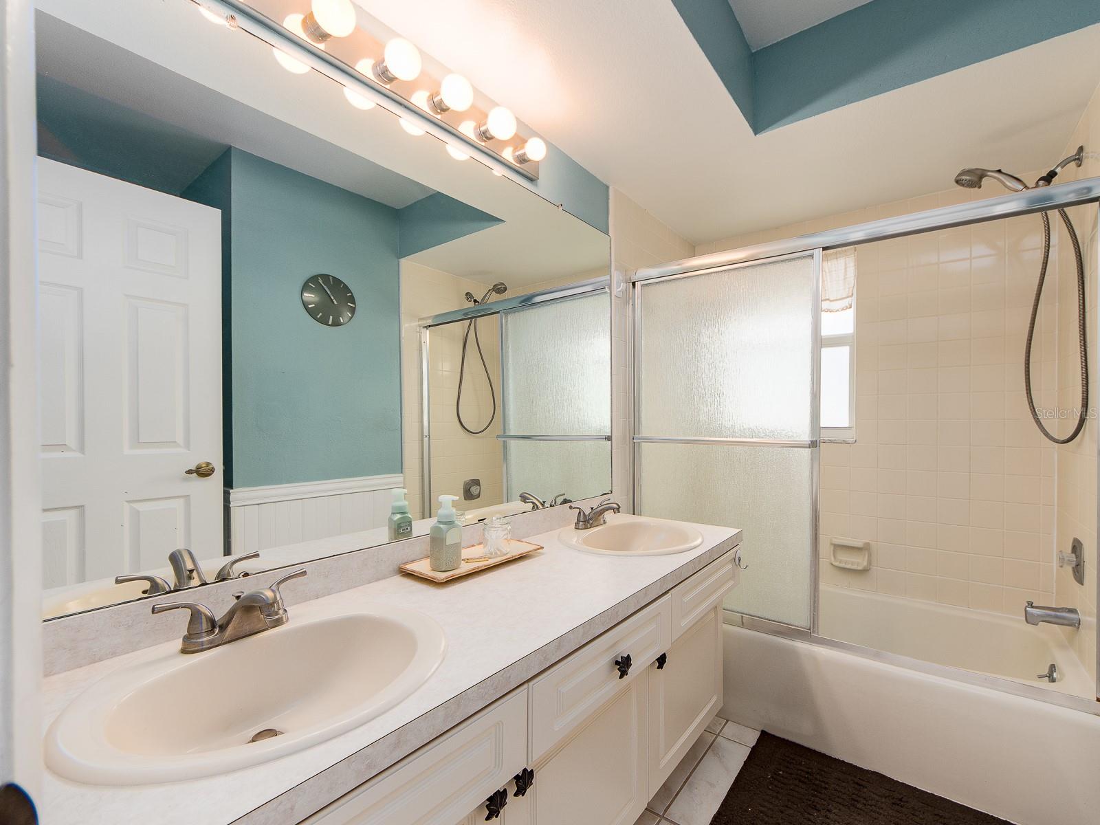 Listing photo id 24 for 14370 91st Avenue