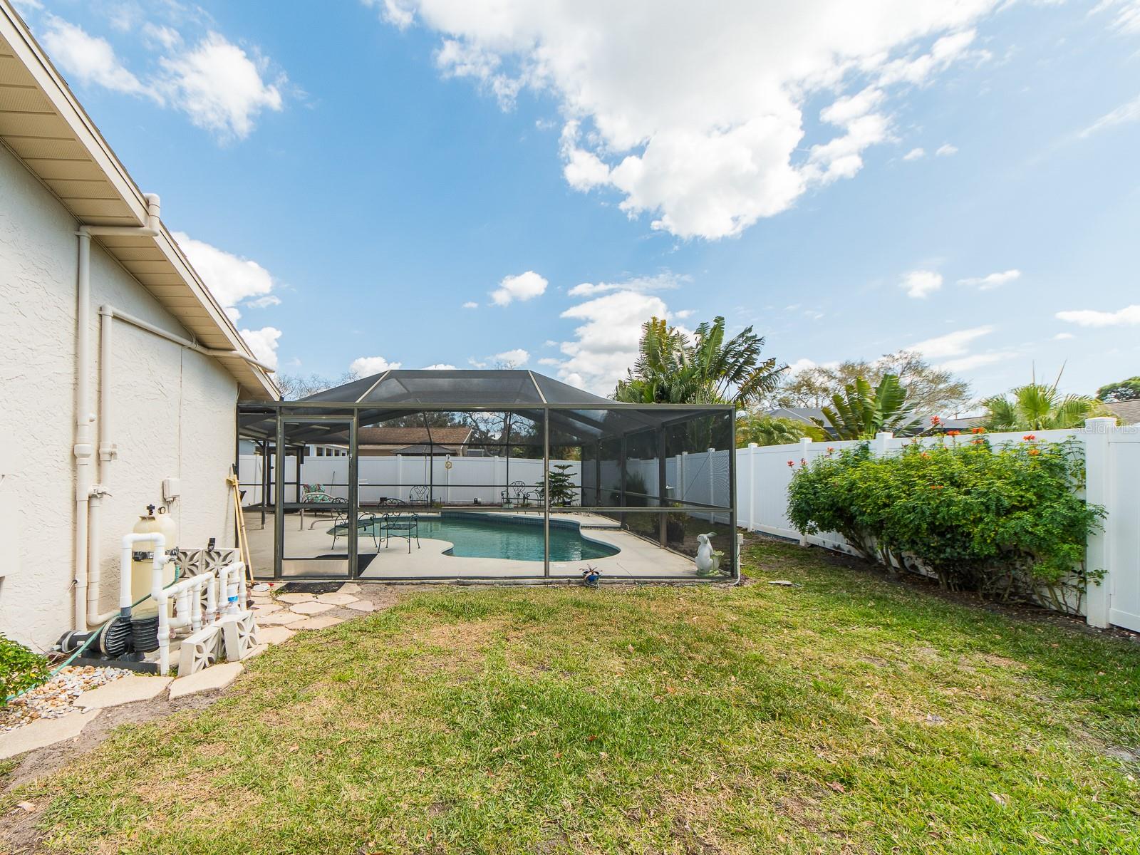 Listing photo id 32 for 14370 91st Avenue