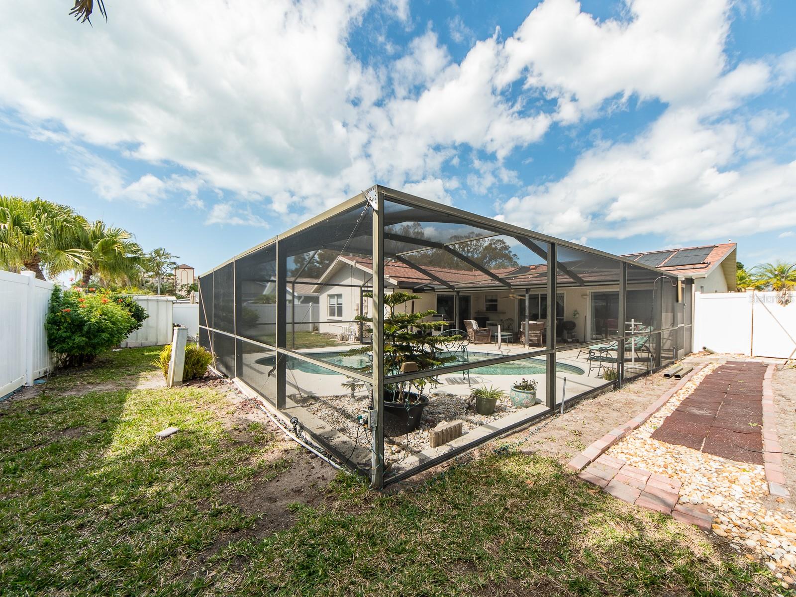 Listing photo id 33 for 14370 91st Avenue